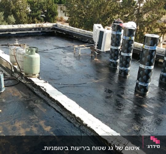 גג עם יריעות איטום, גלילי חומר איטום, בלון גז